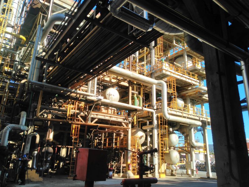 Refinería, detalle de tuberías metálicas