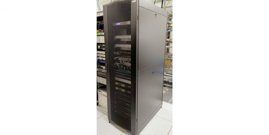 Rack de la cabecera DVB-T instalado por BTESA para Telecom CLM en Toledo con equipos de codificación, multiplexación y monitorización de señal.